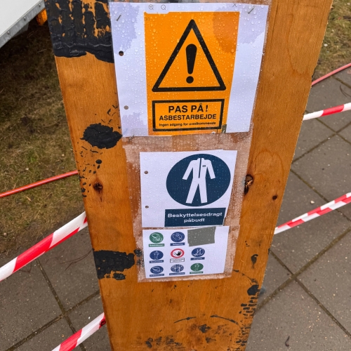 asbestsanering skilt med pas på 